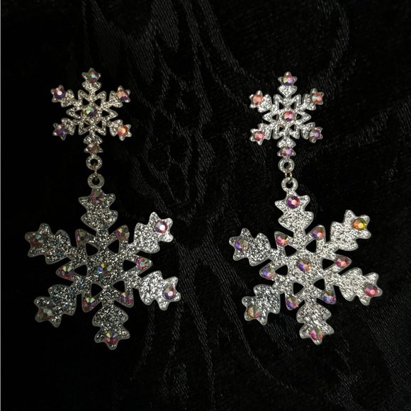 HOLIDAY SILVER SNOWFLAKE EARRINGS - Picture 2 of 6